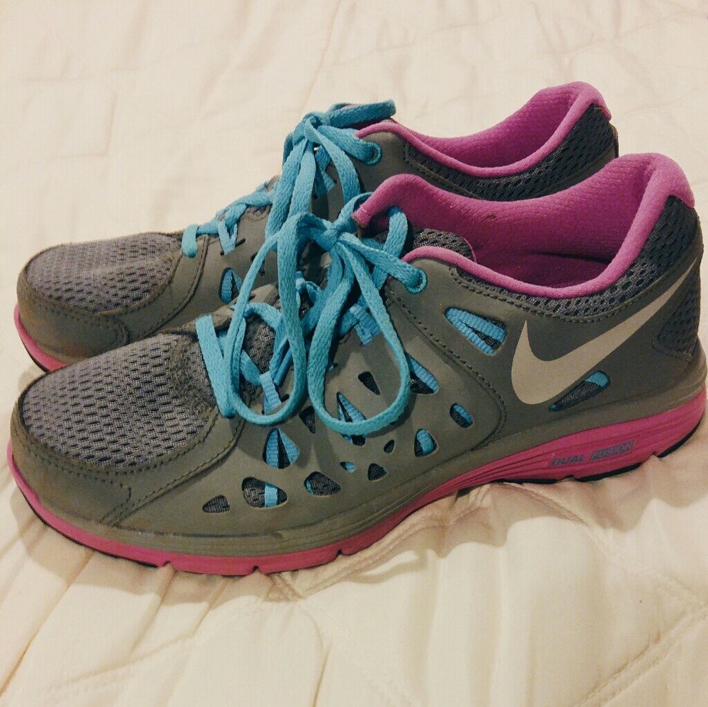 NWOT Grey Nike Dual Fusion